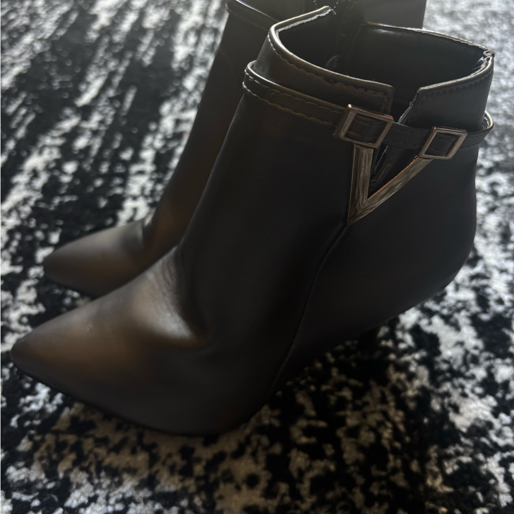 Vero Cuoio Black Ankle Boots with Pointed Toe and Stiletto Heel